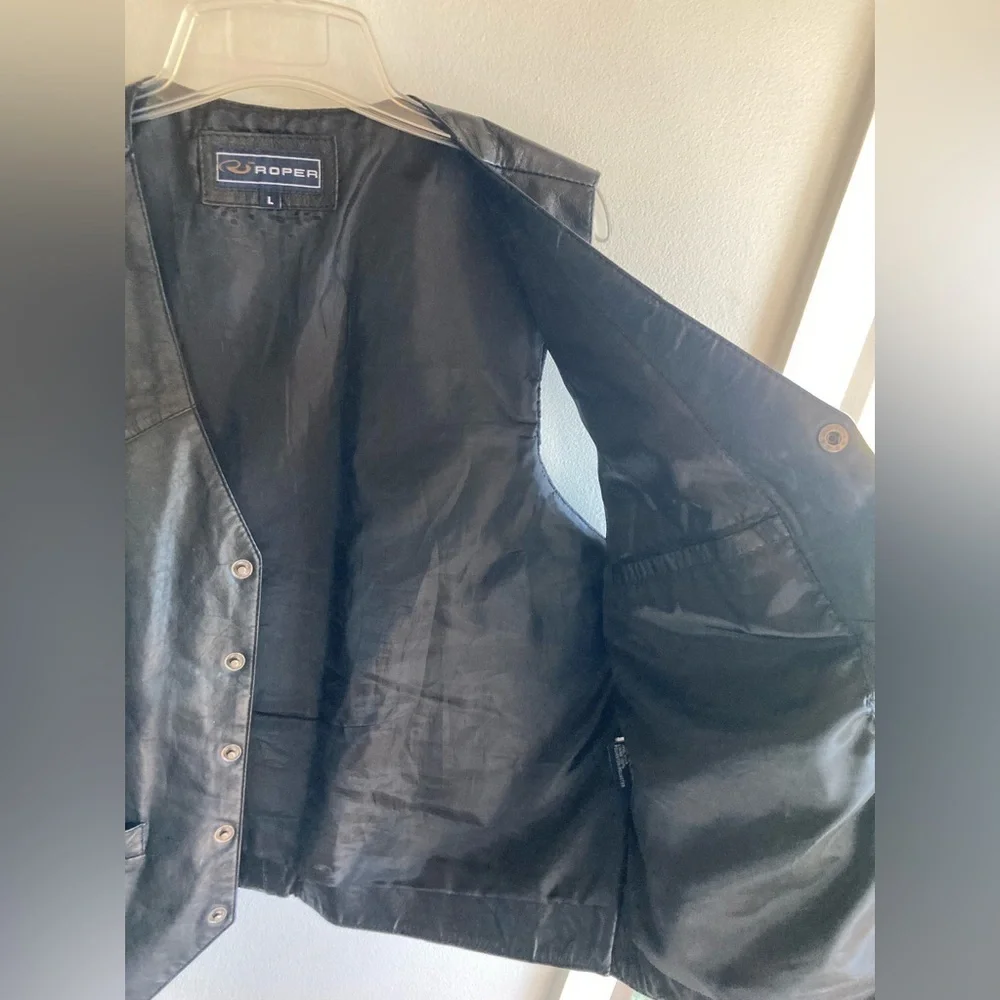 Roper black leather vest with snaps large size 2 outside pockets 1 inside pocket